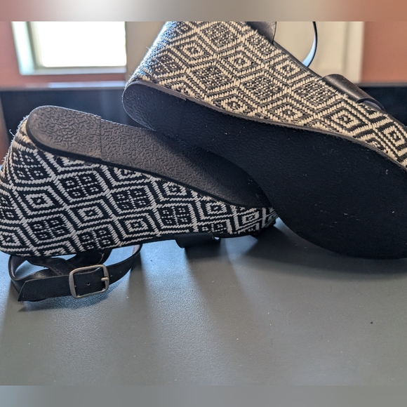 MUDD Wedge Sandals Like New Geometric Design W8 Black/White - Picture 6 of 7